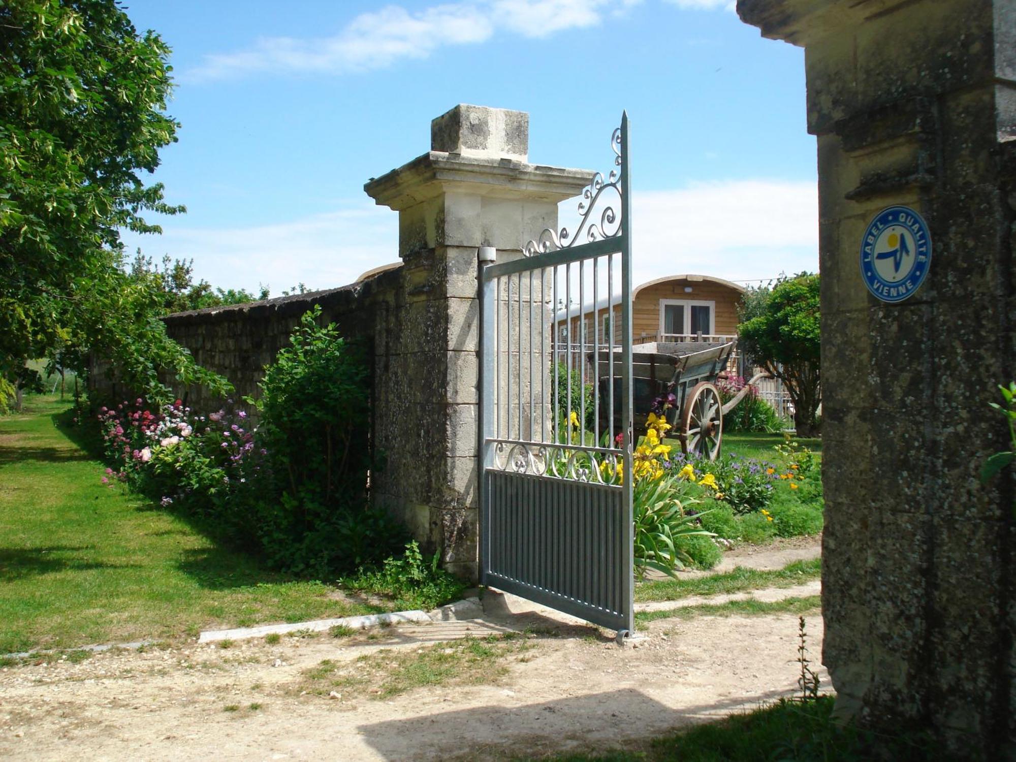 Les Roulottes De Cuzay Villa Roiffé Exterior photo