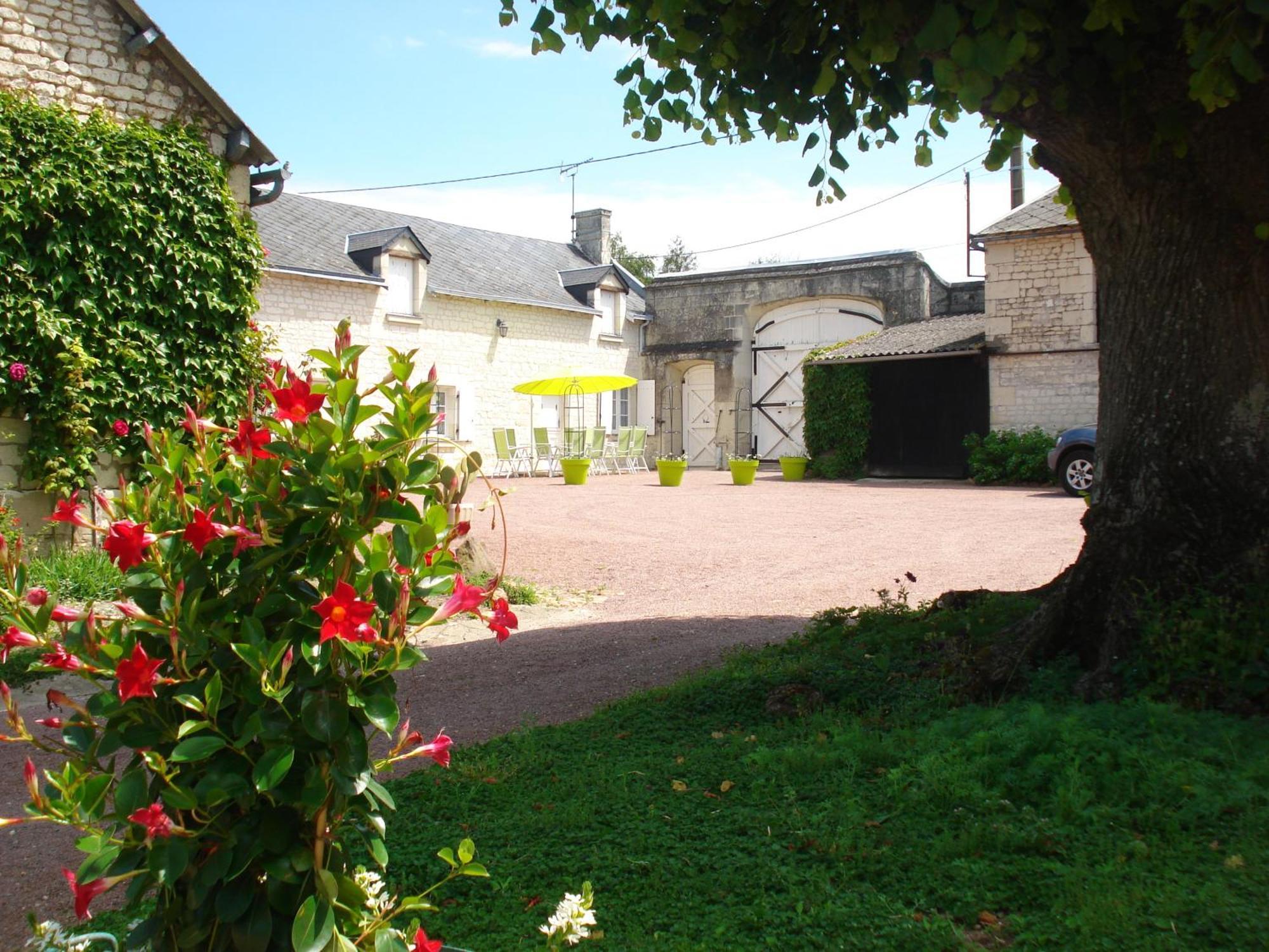 Les Roulottes De Cuzay Villa Roiffé Exterior photo